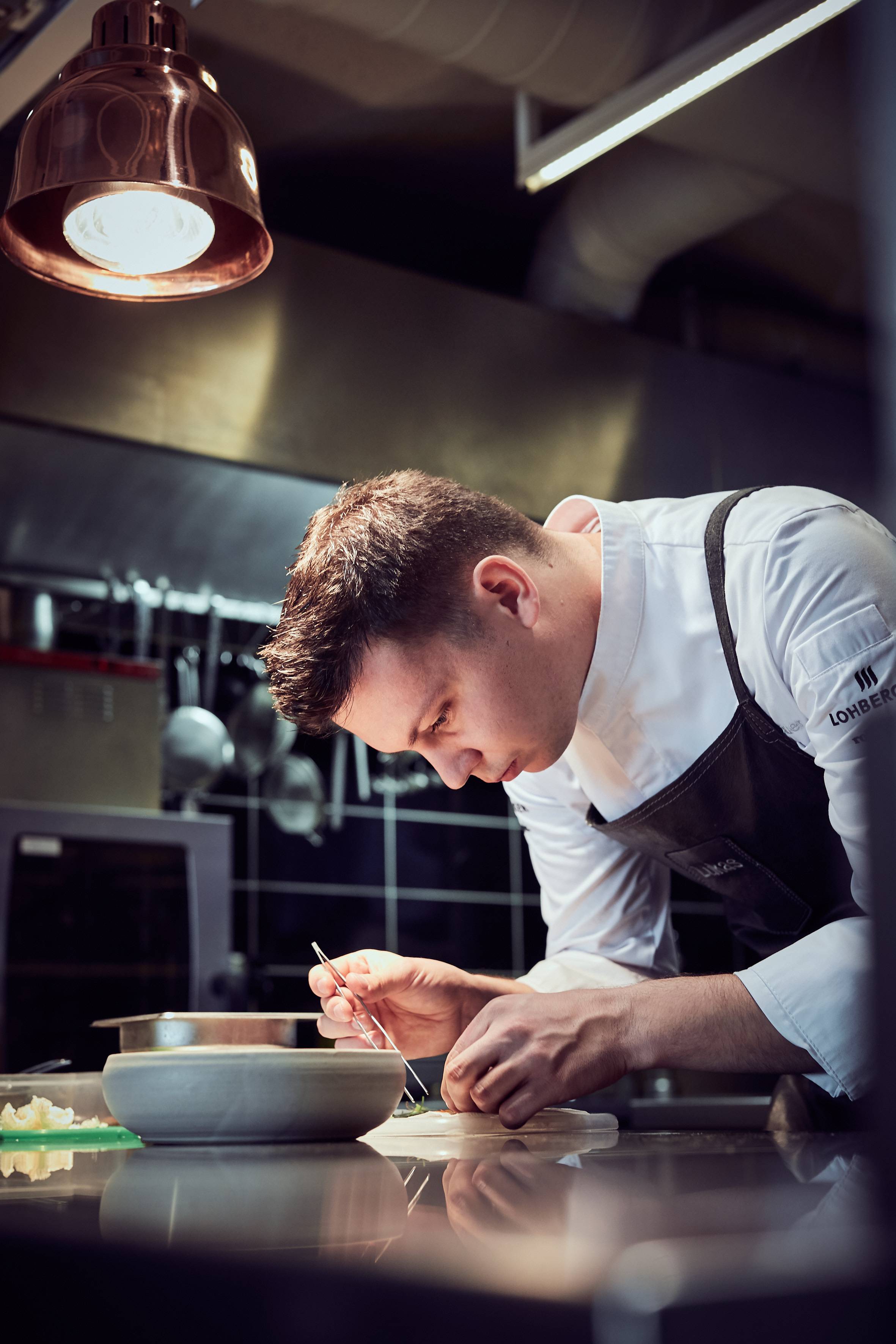 Hotelkoch richtet die Speisen zu