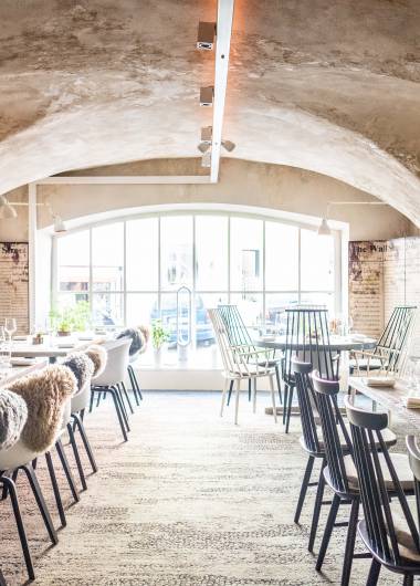 Restaurant in arched cellar with window front