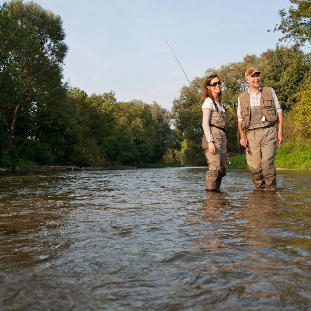 Zwei Angler im Fluss Antiesen