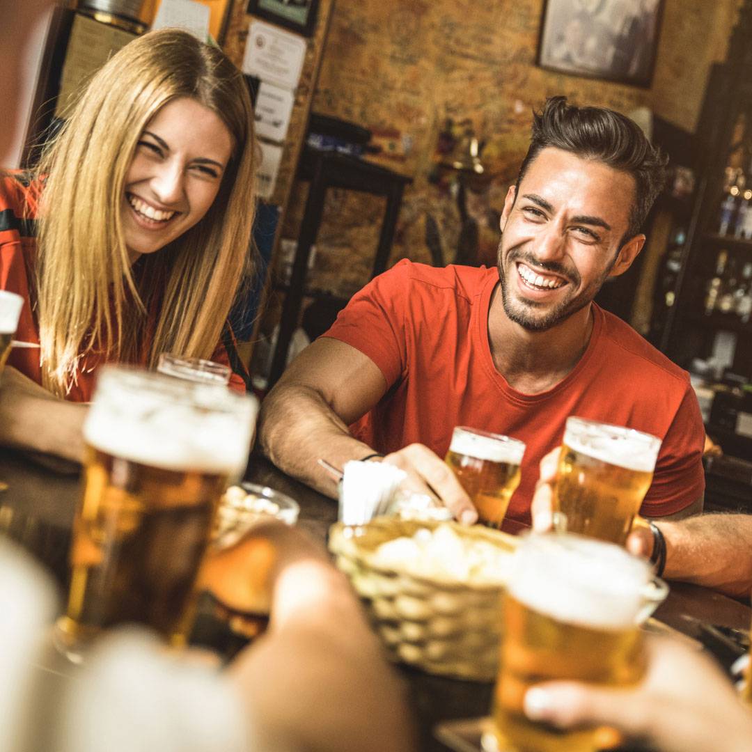 Menschen trinken gemeinsam Bier