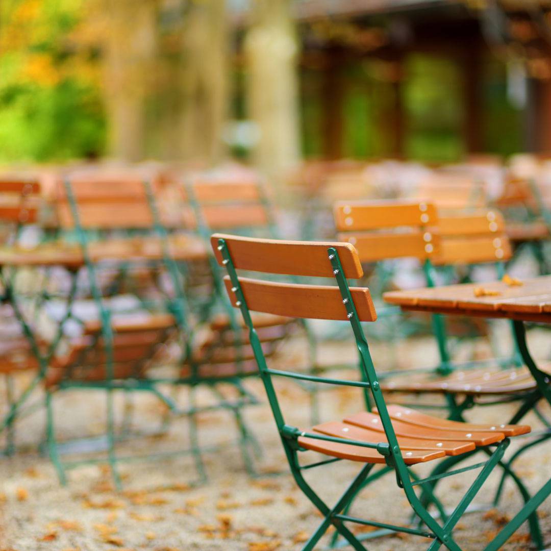 Stühle im Biergarten