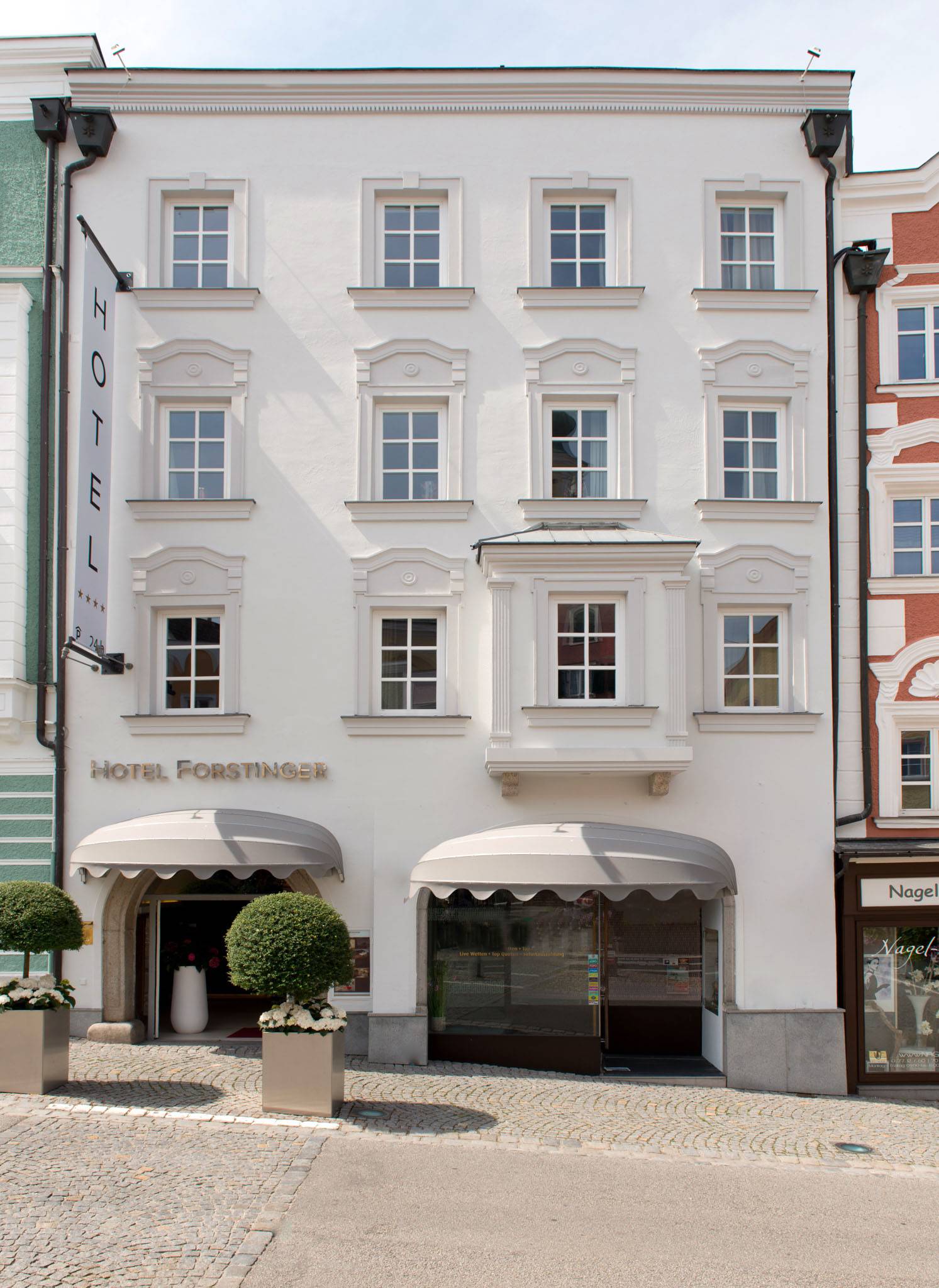 The outsidefacade in baroque style of the Boutique Hotel Forstinger in Schaerding