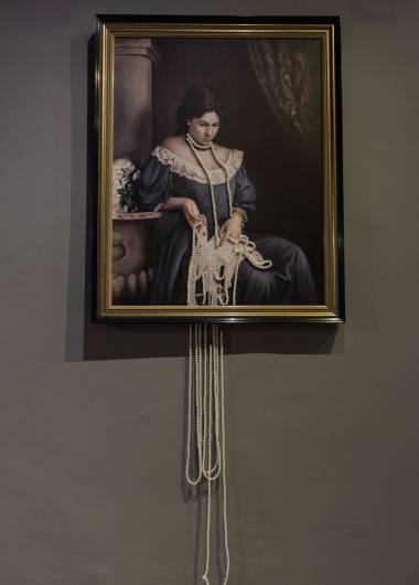 Gemälde mit modernen Elementen - Frau trägt Perlenhalskette die unter den Rahmen weiterführt