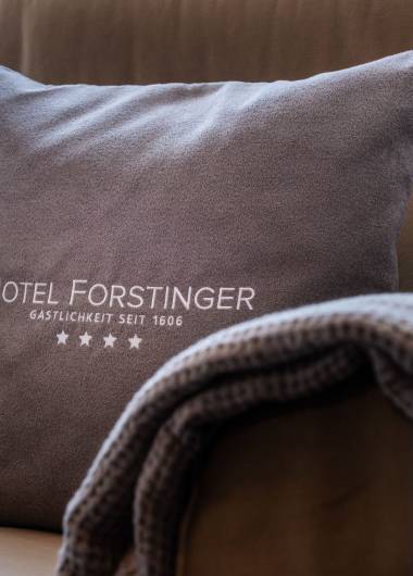 Kissen mit Schriftzug "Hotel Forstinger"