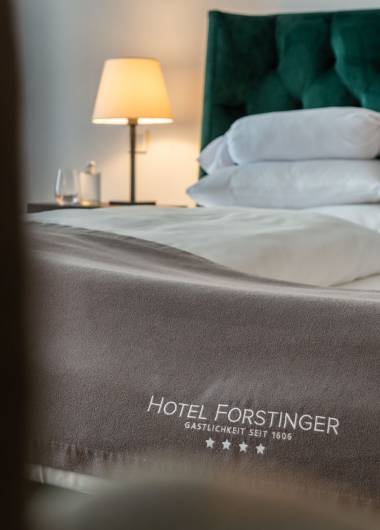 Frisch gemachtes Hotelbett im Hotel Forstinger