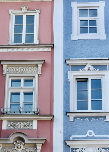 Bunte Häuserfassade mit Fenster