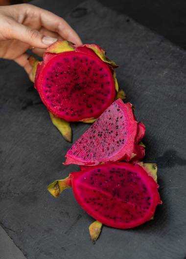 Aufgeschnittene rote Drachenfrucht