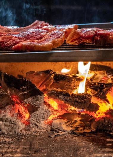 Frisches Steaks auf offnen Grill