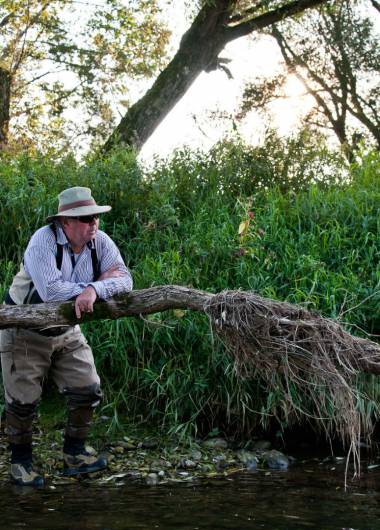 Angler steht am Fluss