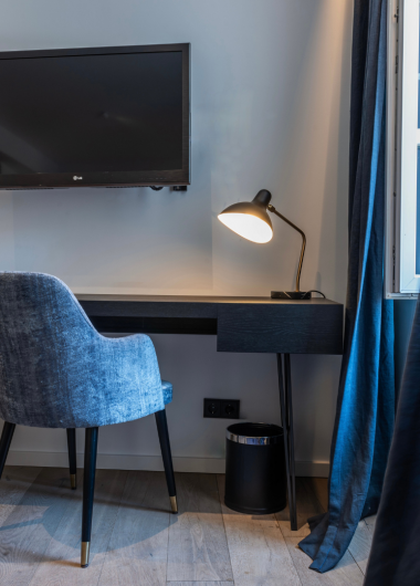 Schreibtisch in einem Zimmer voll blauen Aktzenten