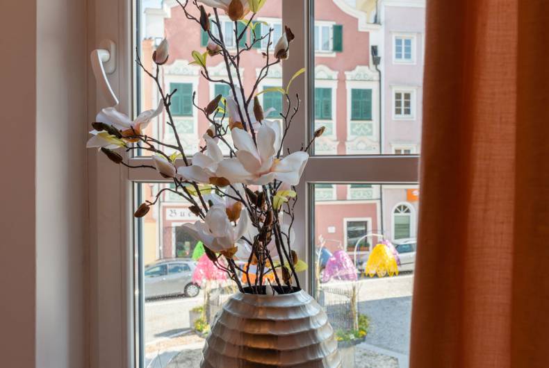 Blumenvase am Fenster