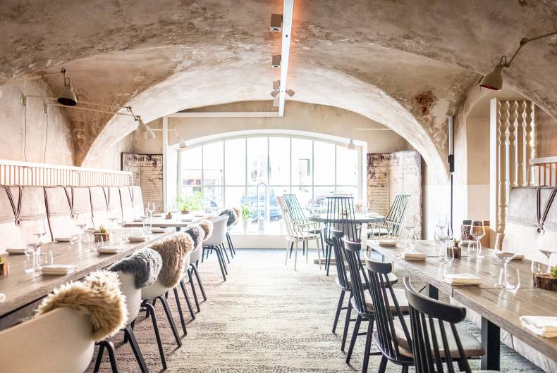 Restaurant im Gewölbekeller mit Fensterfront